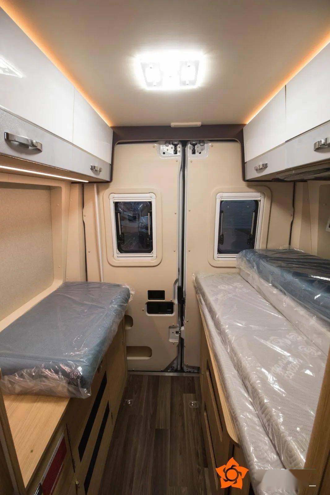 房车实拍依维柯b型房车六座俩床适合家庭旅行