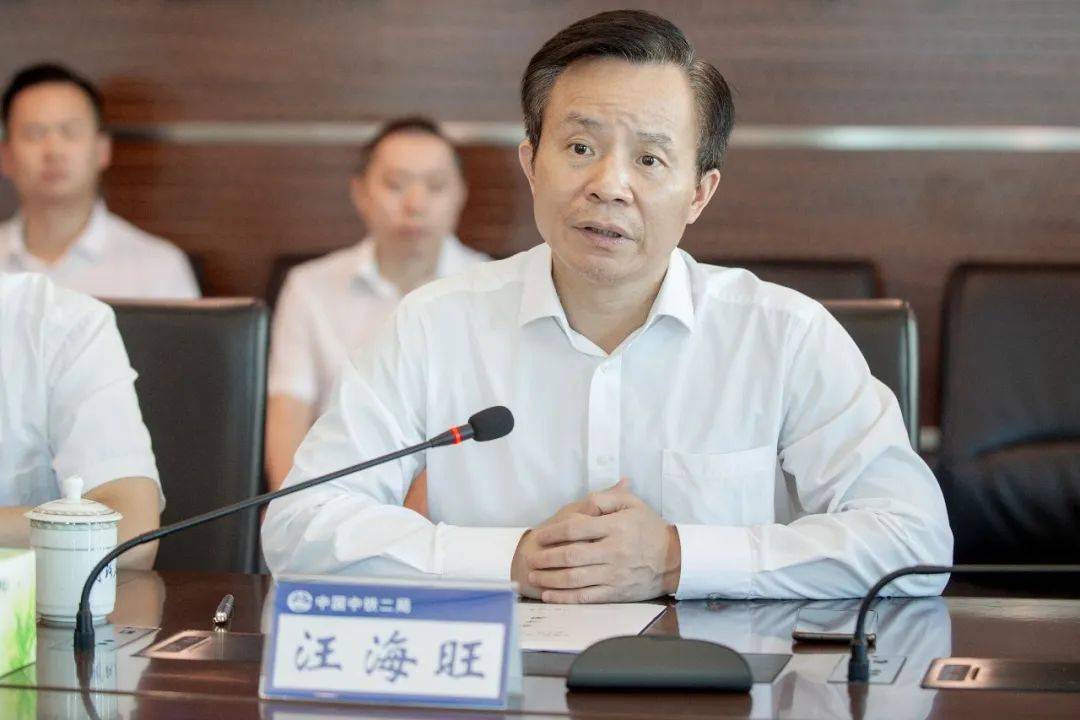 汪海旺对安徽建工集团一行表示欢迎,他简要介绍了中铁二局的历史沿革