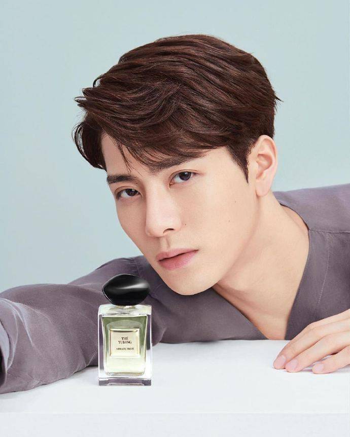 一大早的美貌暴击!阿玛尼香水大使王嘉尔全新宣传照公开