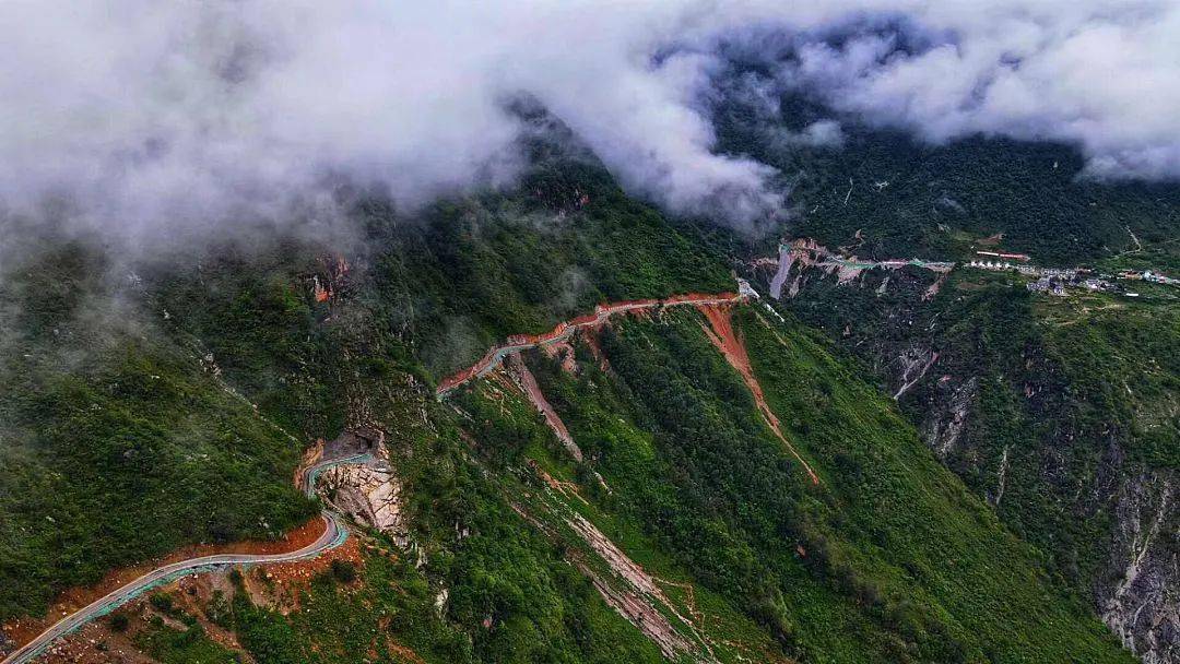 四川交通阿布洛哈村通车人民日报历史性跨越
