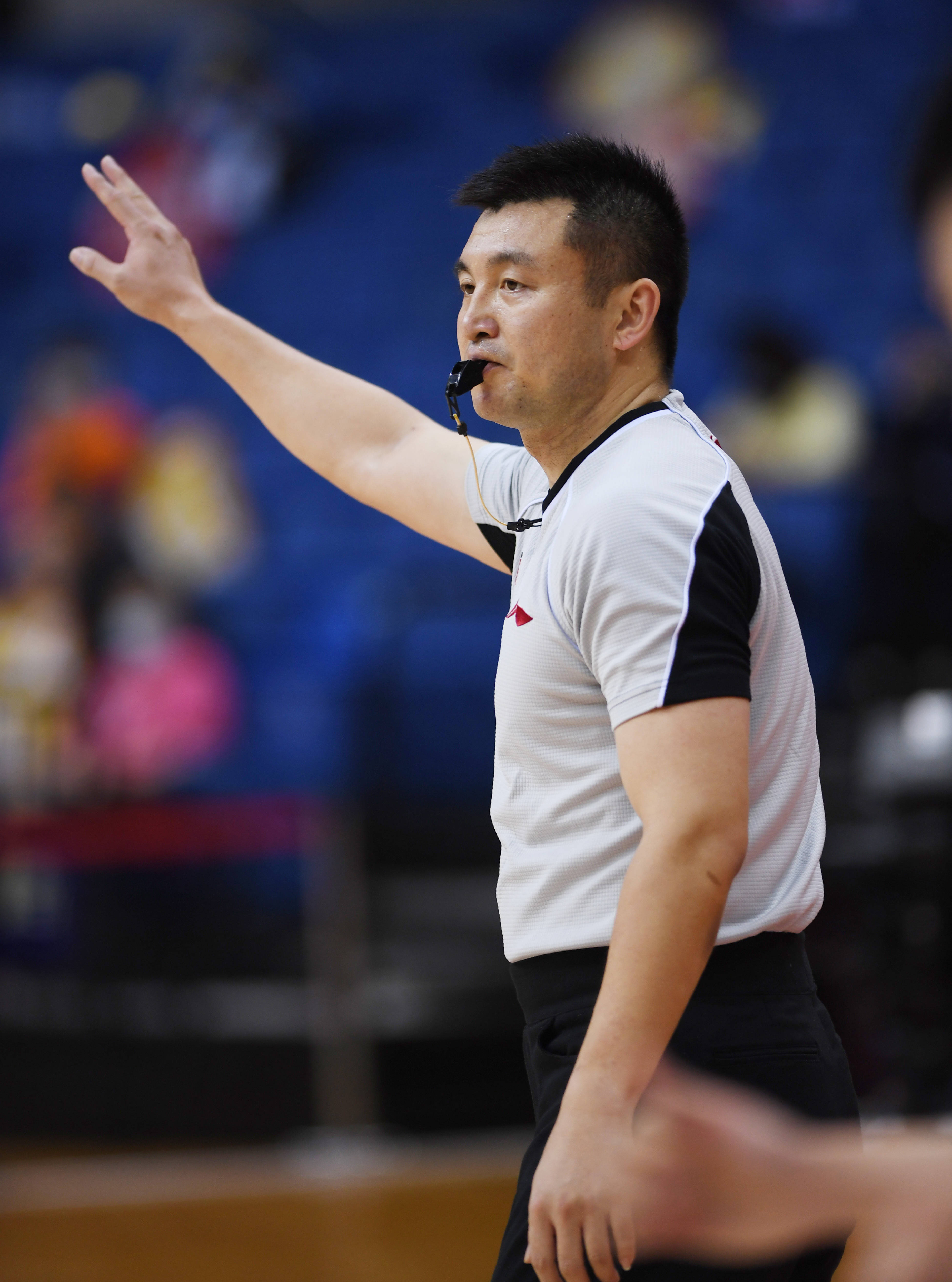 新华社照片,青岛,2020年7月4日7月4日,第一副裁判杨晓光在比赛中.