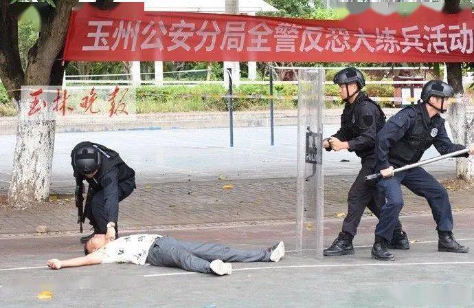玉林两名"歹徒"持械冲进校园闹事,结果两人被……_特警支队