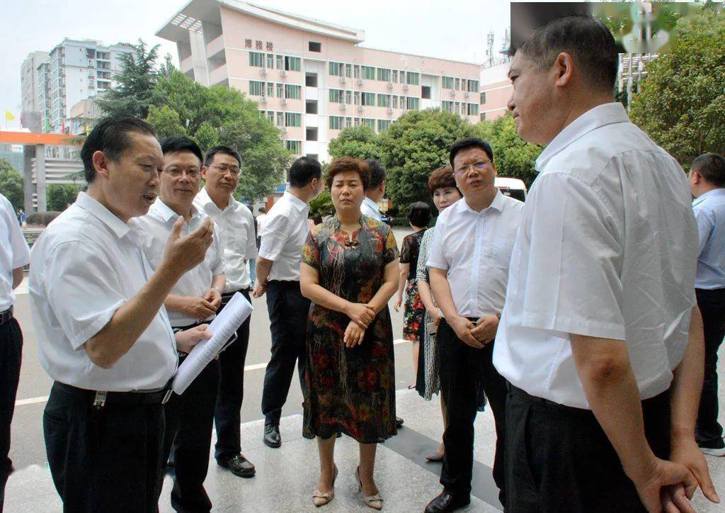 广元市市长邹自景莅临广元中学检查指导高考备考工作
