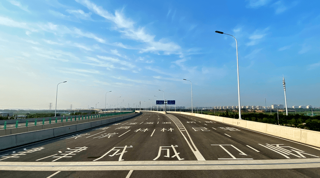 規劃金鐘路,現狀津大公路,新開河,在穿越東麗區金鐘街小型工業區後