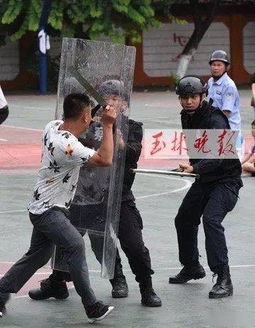 玉林两名"歹徒"持械冲进校园闹事,结果两人被……_特警支队