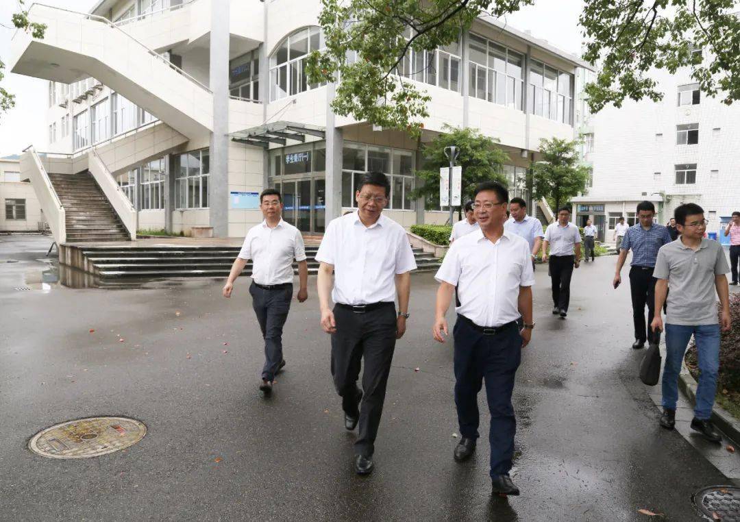 "陈根芳一行先后来到宁海县星海中学,大佳何镇初级中学,象山县墙头