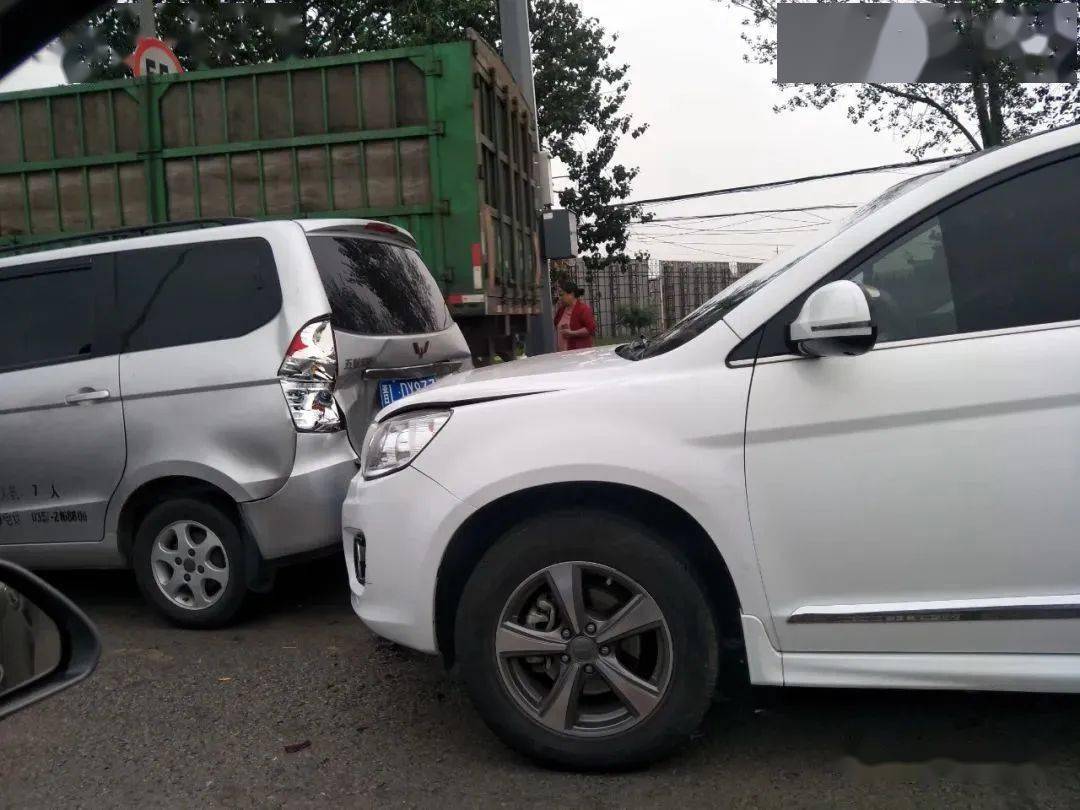 警示洪洞涧河桥南路口追尾引发撞车五连环