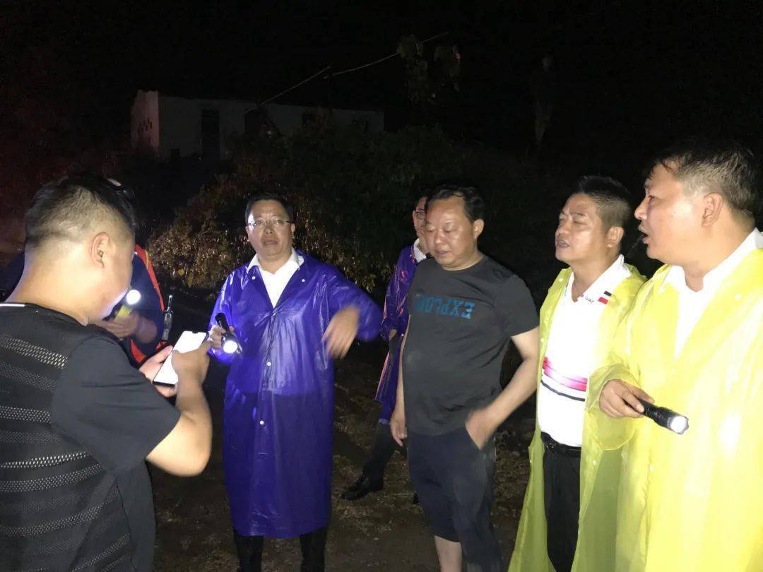 到双江街道齐心村调度指挥抗洪救灾工作县委副书记龙晓成第一时间赶到