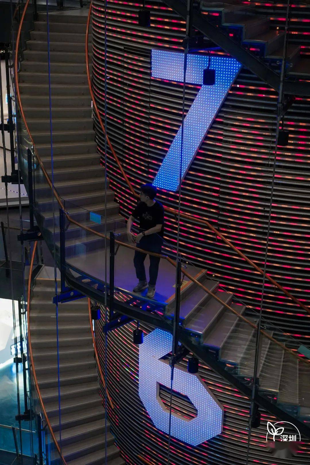 0元开启"星际迷航",37米9层旋转楼梯,带你跌入深圳科幻片!