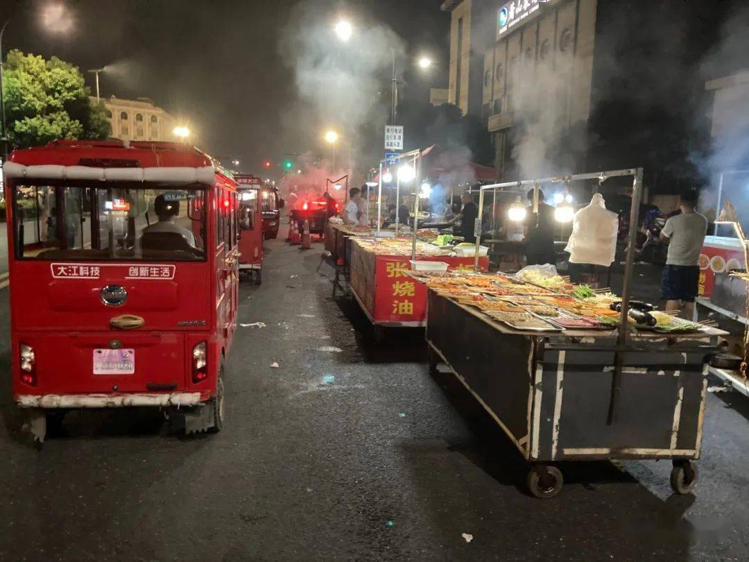 瓜沥这些人摆摊竟然摆到了马路中央!