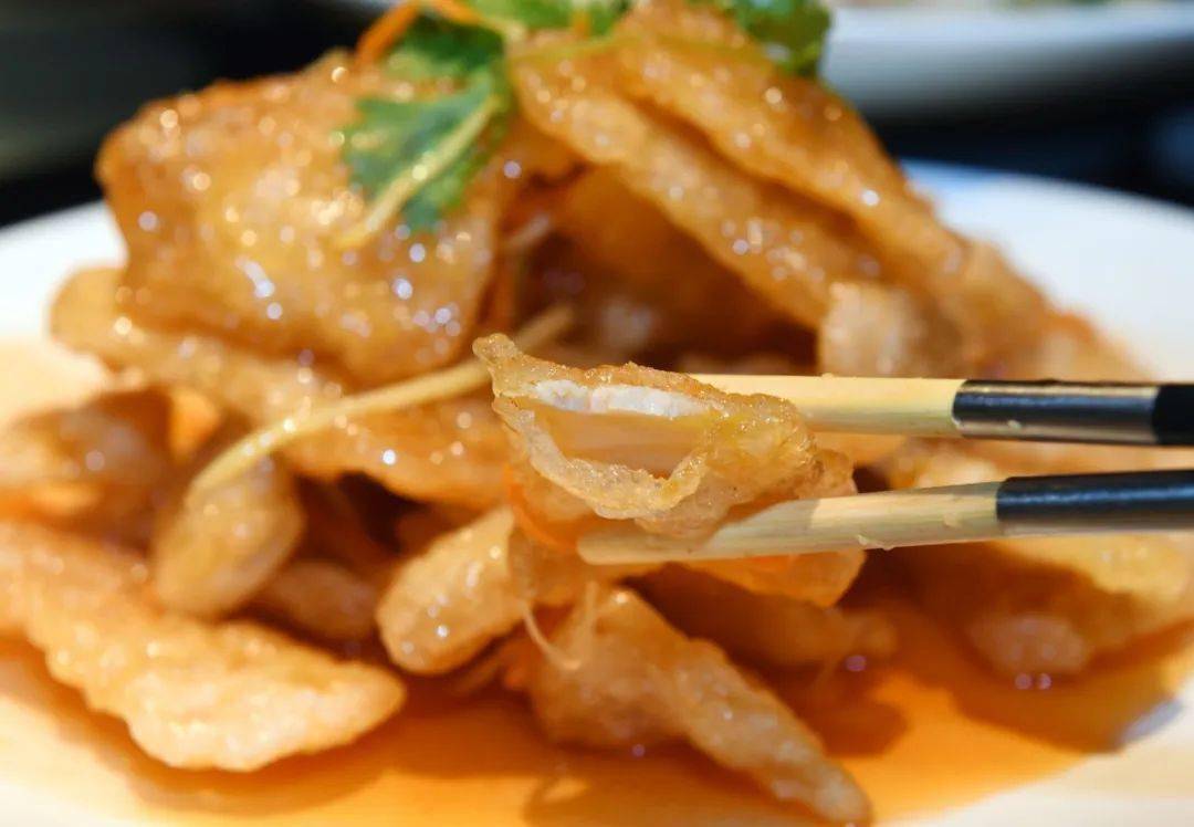 在吃重口味的大菜前  更能品出鱼汤的鲜美哦～  首创锅包鳇鱼 本着"