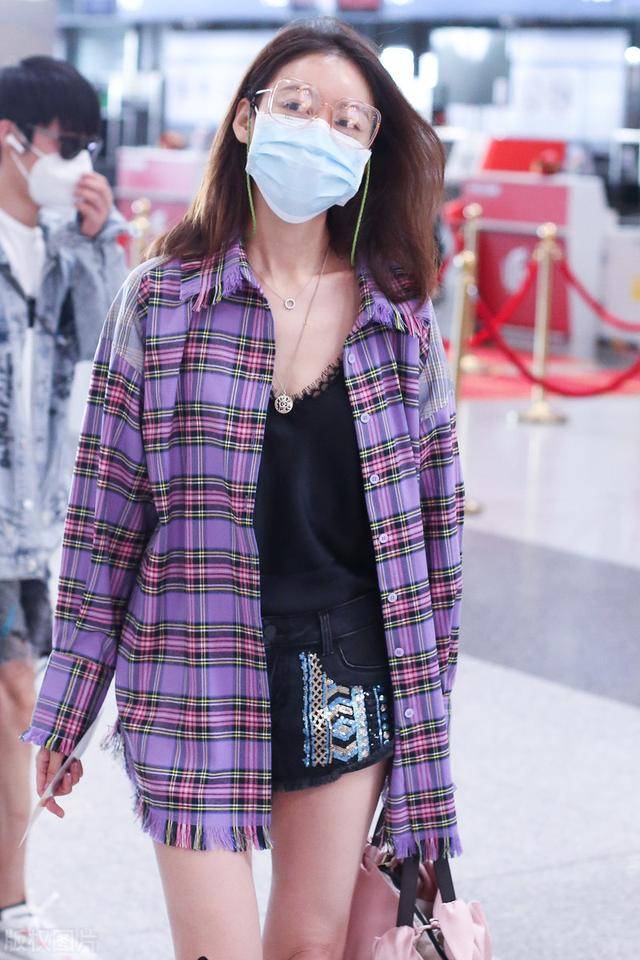 高露现身机场,格纹衬衫搭配短裤秀美腿,她的打扮一直很简约