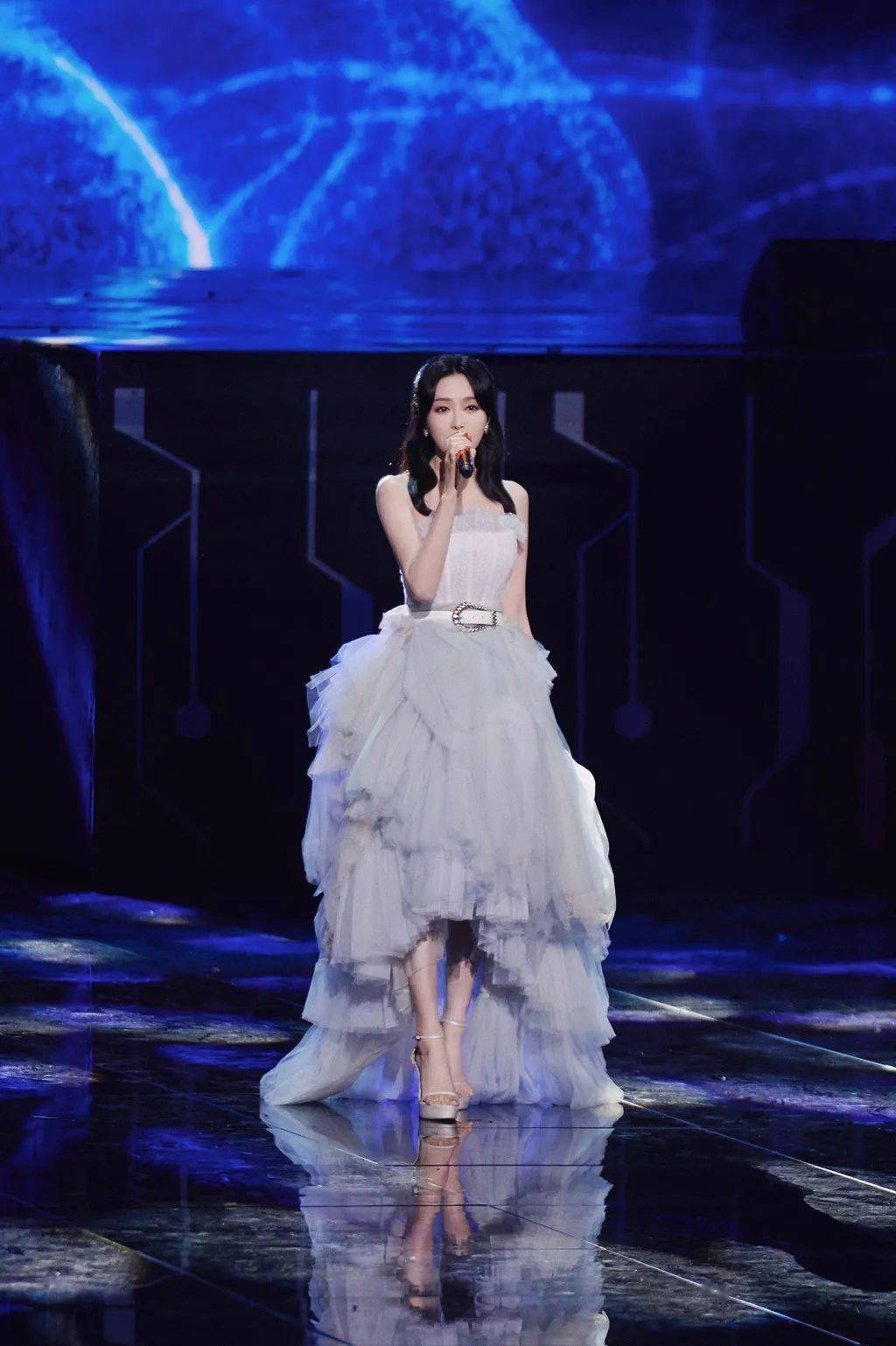 秦岚演绎铁血经纪人,"感谢市场和观众,给姐姐们空间和土壤"