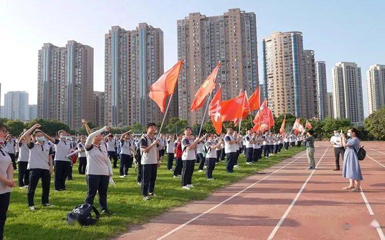 莆田一中举行喊楼活动,为即将参加高考的高三学子呐喊助威.