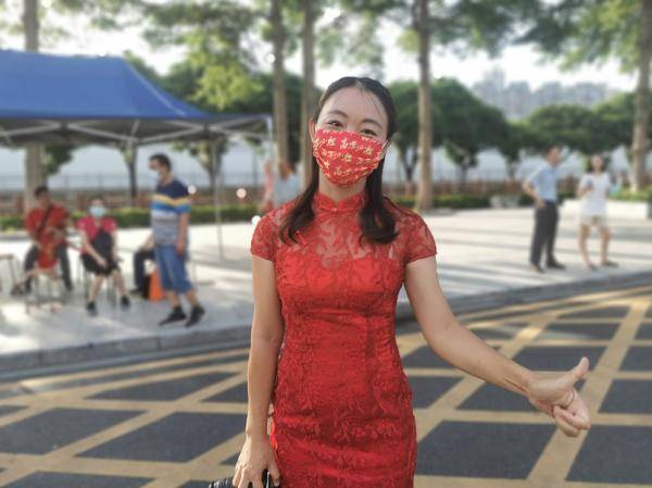 妈妈旗袍,爸爸耐克,连口罩都在给高考生打call!记者直击广州各大考点