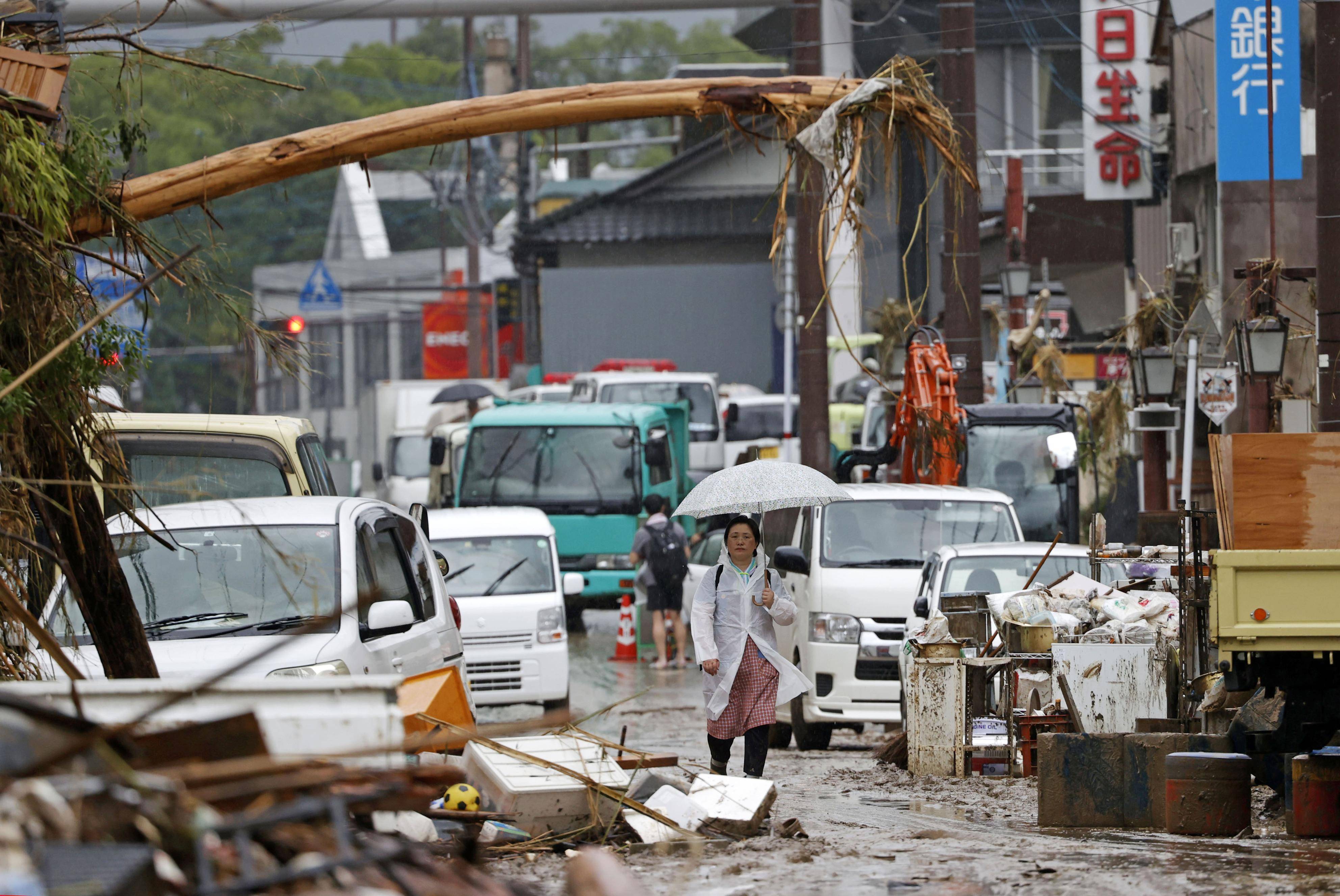 这是7月7日拍摄的日本熊本县人吉市受灾的街道