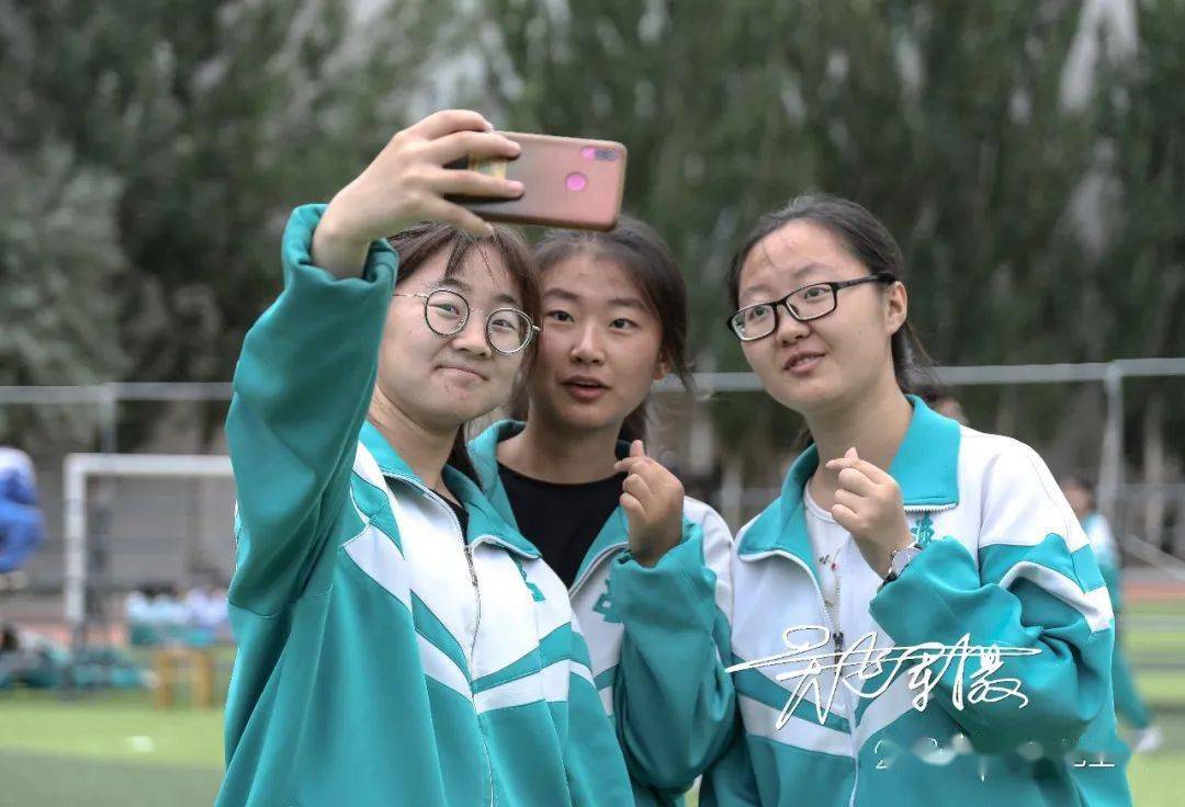 不平凡的毕业季最灿烂的花季我们终又如期而遇2020酒泉中学千人一照