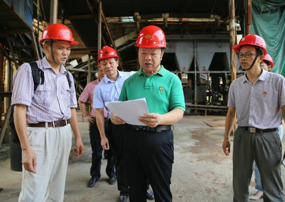 黄星荣到港南区调研指导危化品生产企业搬迁改造工作