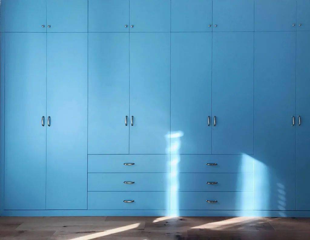 蓝色衣柜门的颜色搭配图片