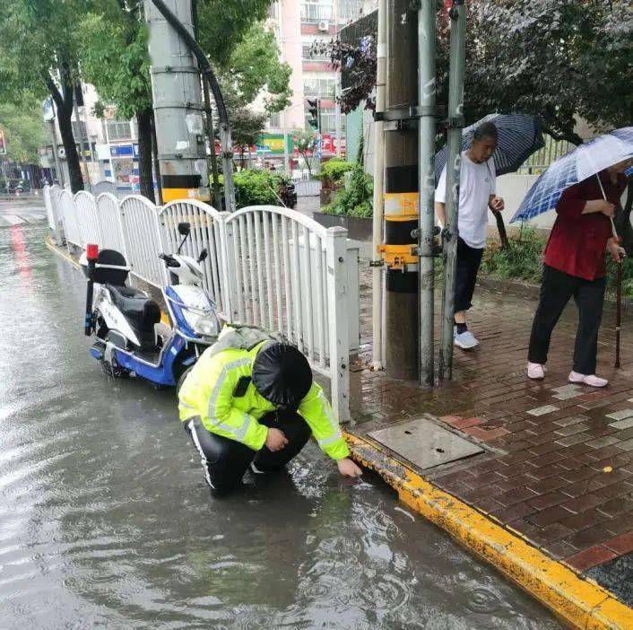 盛桥所辅警徐小筠在盛桥中心校门口护送学生过斑马线"青交"青年突击队