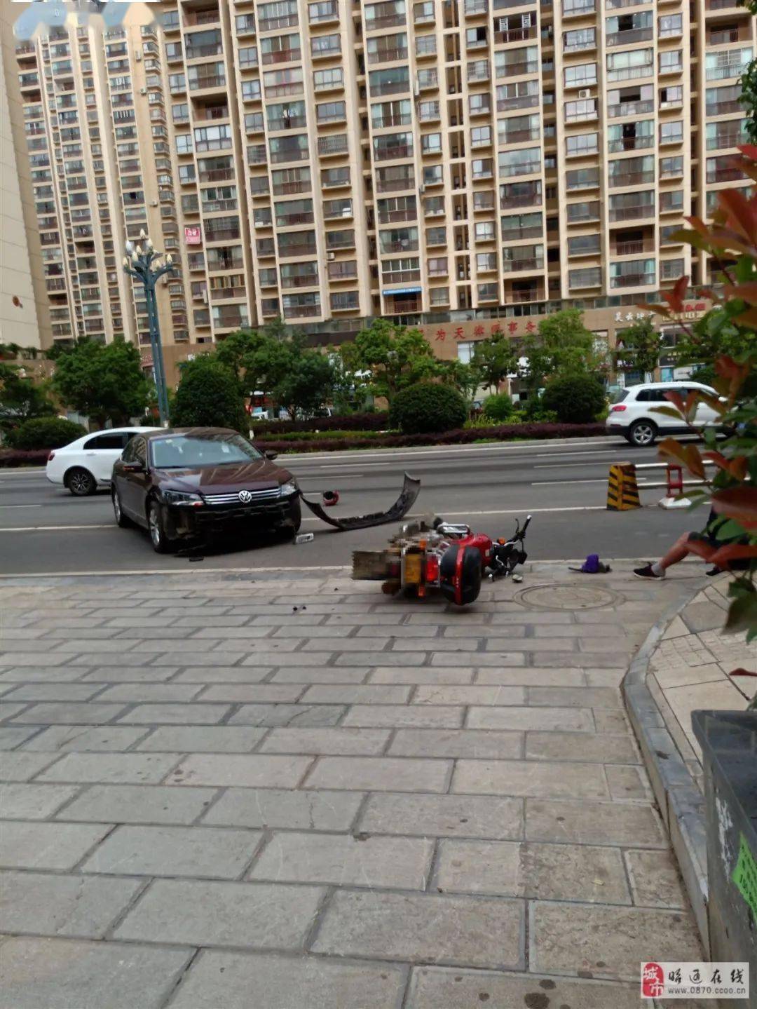 昭通二环西路发生一起车祸轿车直接把摩托车冲翻了