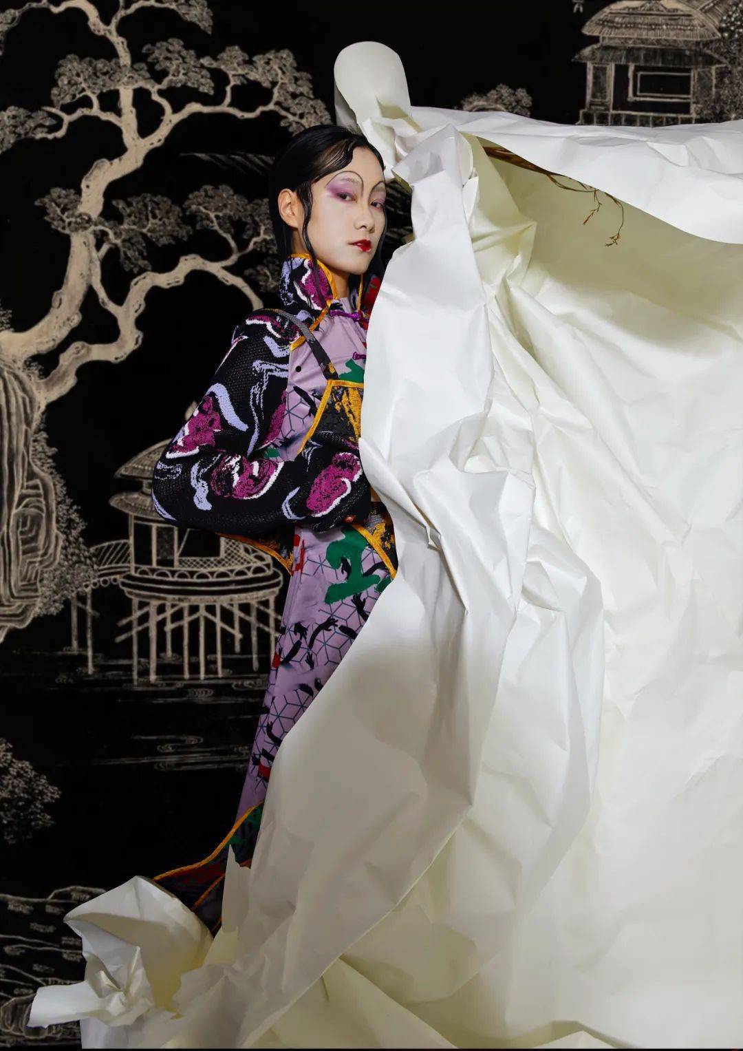 灵感来源为德国剧作家布莱希特所创作的寓意戏剧《四川好人》.