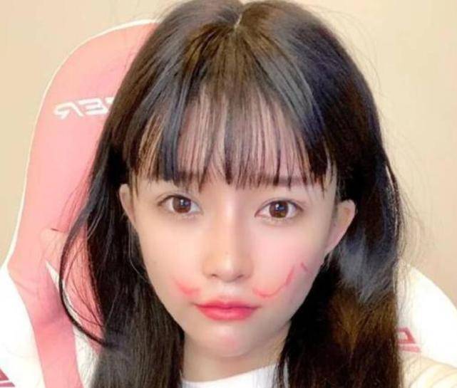 斗鱼美女主播承认,自己做过违规内容,不光彩但是很赚钱_妮酱
