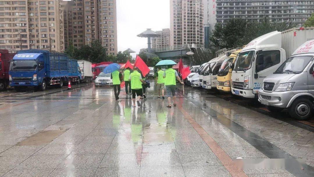 九江二手车市场志愿者团队暴雨中我们守护一方平安