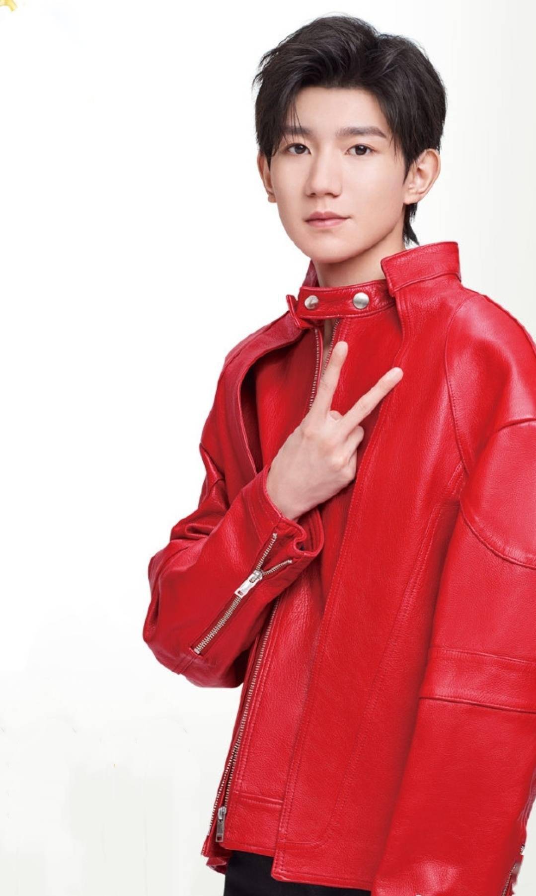 王源"闪day"代言广告大片 向阳生长肆意发光