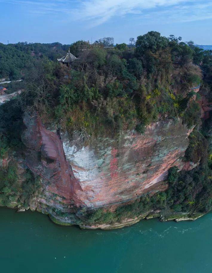 凌云山峙其右,马鞍山居其左,乌尤山介于其中,古称青衣中峰.
