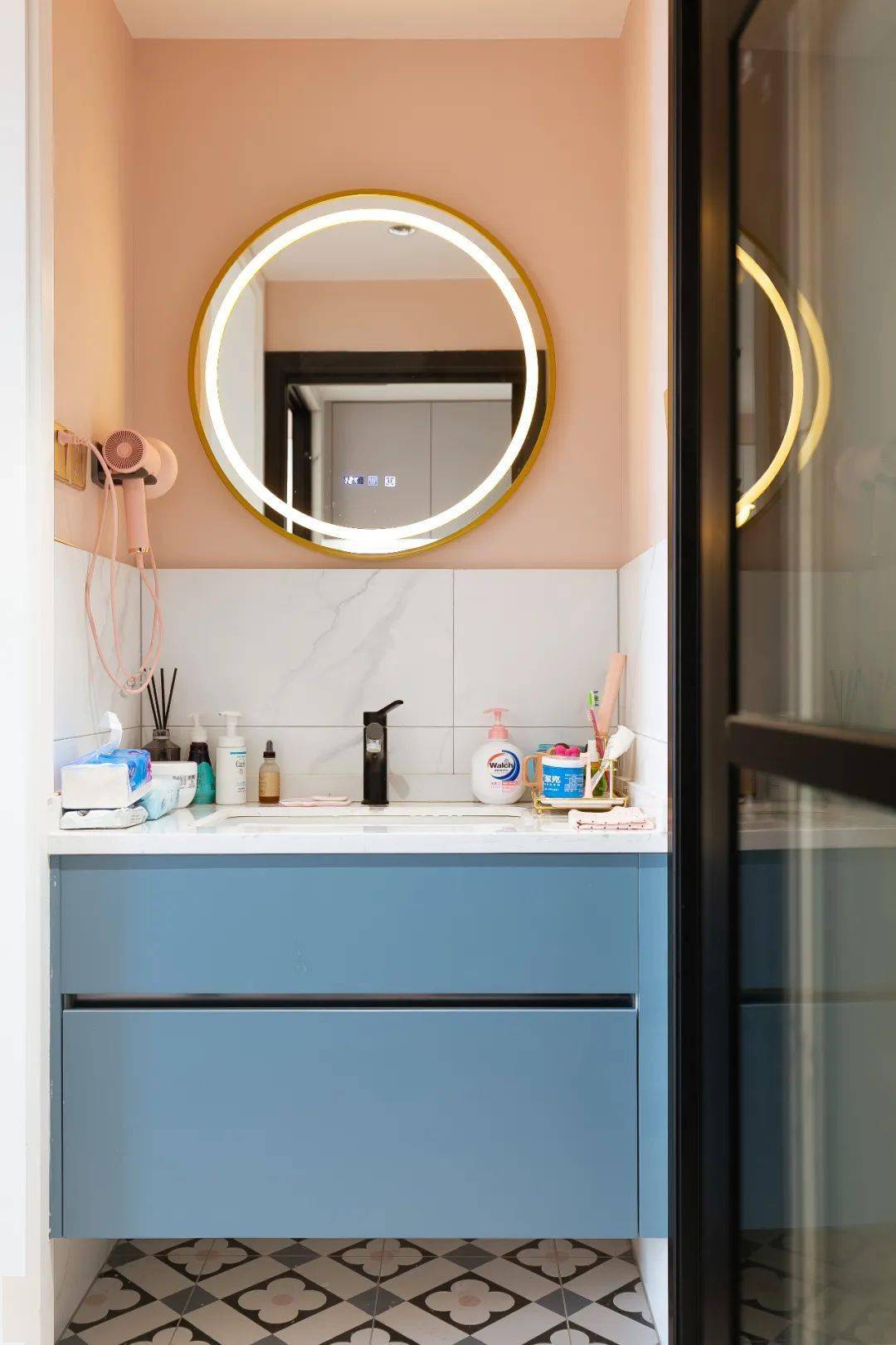 设计成一长条置物柜,300mm的深度即可满足各种小家电的摆放