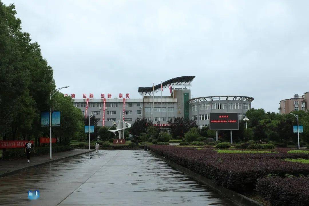 的洗礼通山县2020年高考报名人数2527人,设置通山一中一个综合考点