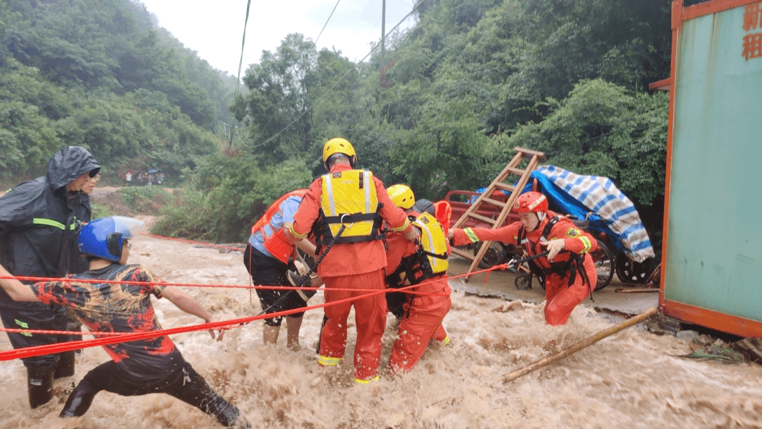 暴雨洪水中的消防员获央视新闻联播人民日报等官方媒体报道点赞