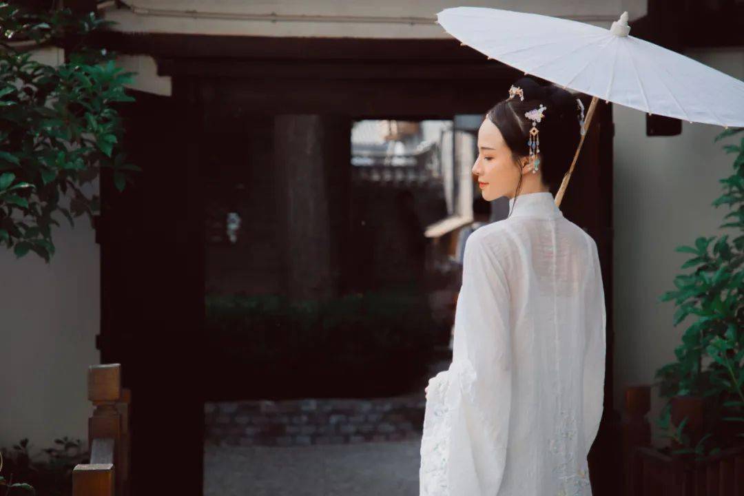 仙气十足穿越千年的美丽身着一袭汉服邂逅那年台城往事