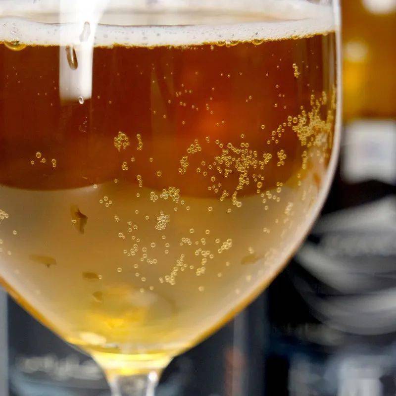 冰镇卡瓦斯(发酵饮料)卡瓦斯产自新疆昌吉由麦芽,蜂蜜,酒花等发酵而成