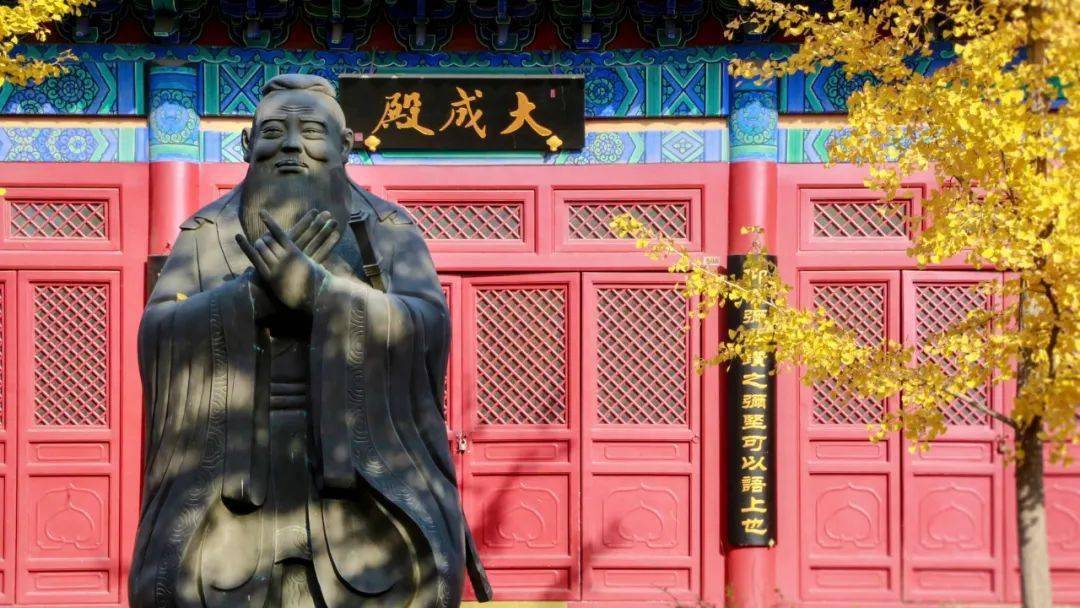 六年前,你们站在府学小学的校园里,拜先师,尊今