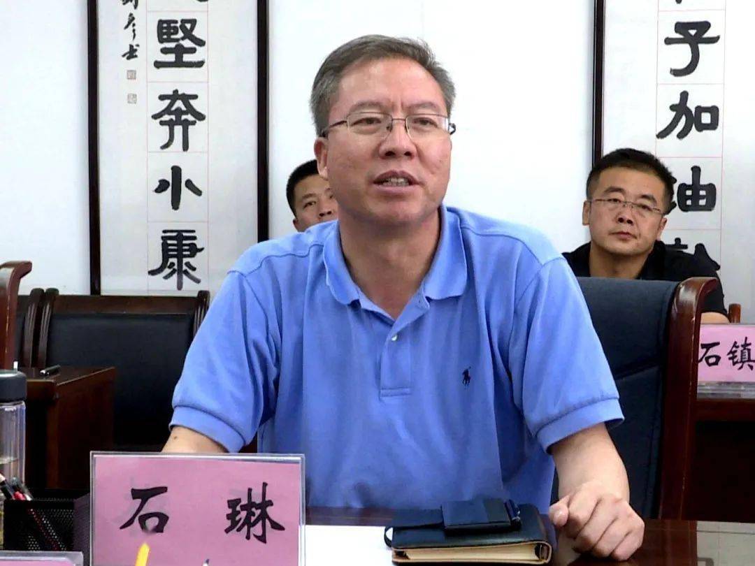 在召开的座谈会上,县委书记石琳与省公交建集团就有关合作项目进行了