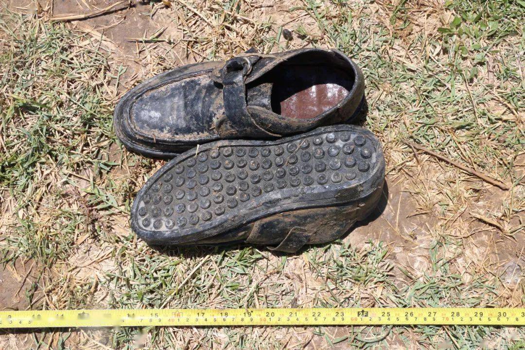 衣着特征:上身无衣物,下身外着黑色料裤,内穿黑灰色秋裤,脚穿黑色方头