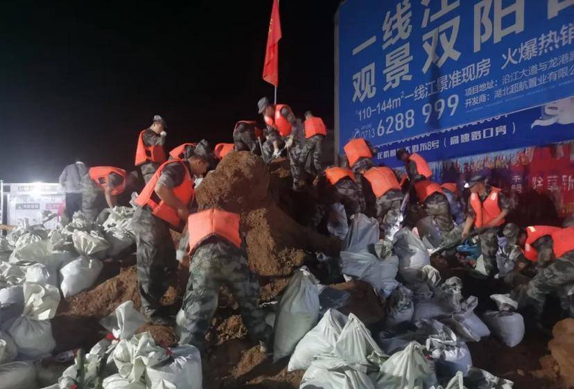 中部战区部队紧急驰援湖北执行抗洪抢险任务