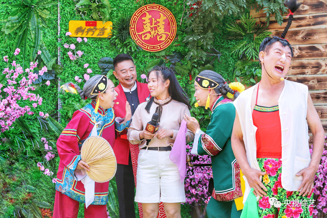 《喜上加喜》父亲在女儿相亲现场抱着扫帚跳华尔兹?