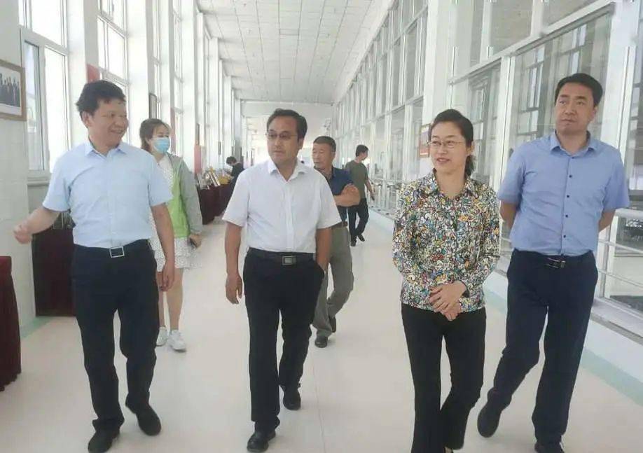 局党组书记,局长白泉,旗委副书记,旗长胡成东,副旗长徐颖剑的陪同下