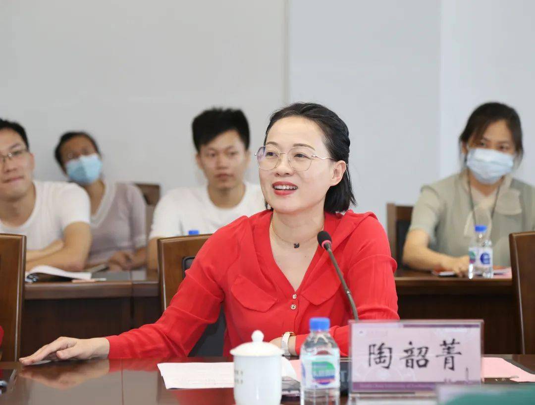 华南理工大学党委副书记陶韶菁致辞▲谭帼英,王安利与校方代表签订