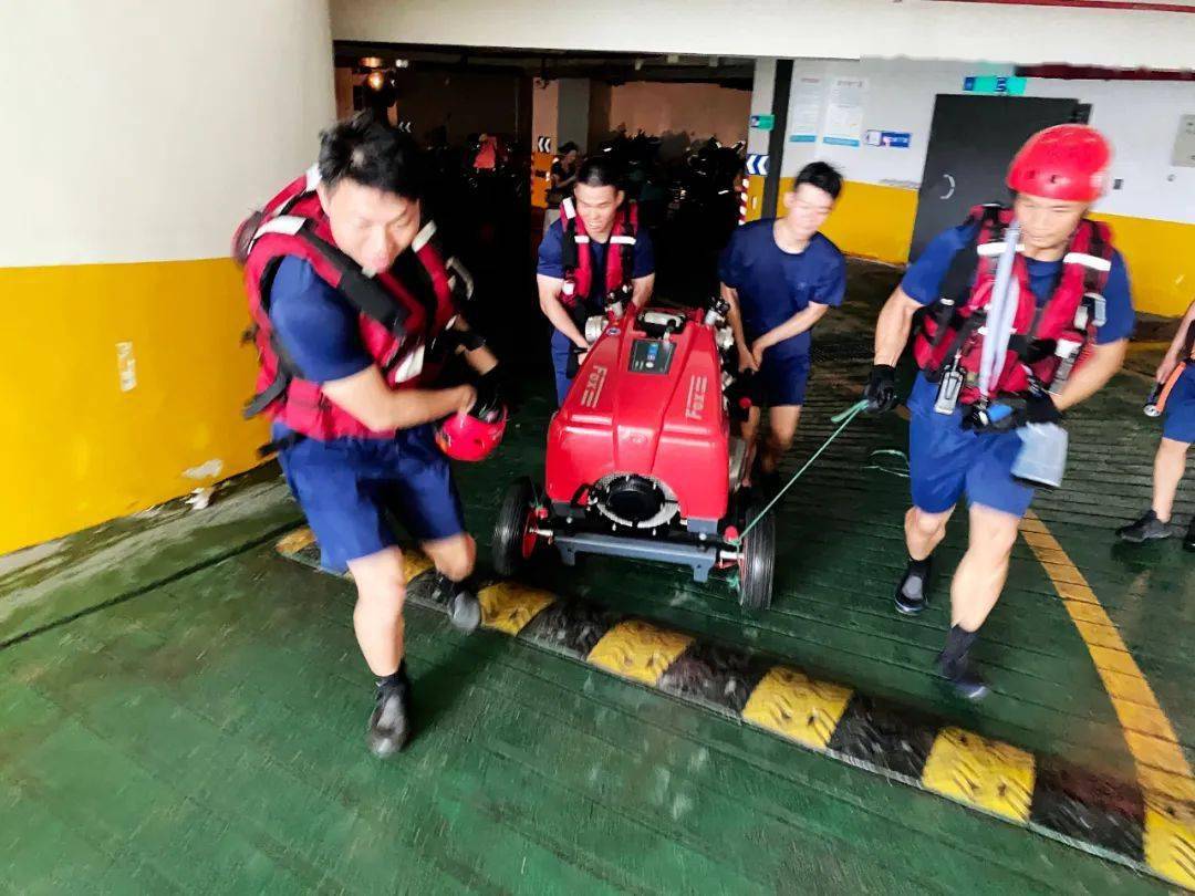 义乌驰援淳安应急救援小分队彻夜奋战抗洪27小时坚守一线堵漏排涝