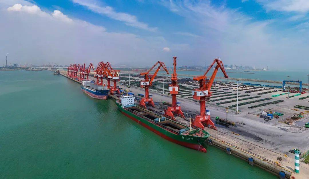 的边线;岚山港区南起岚桥港北防波堤北至龙王河以北山钢码头办公区