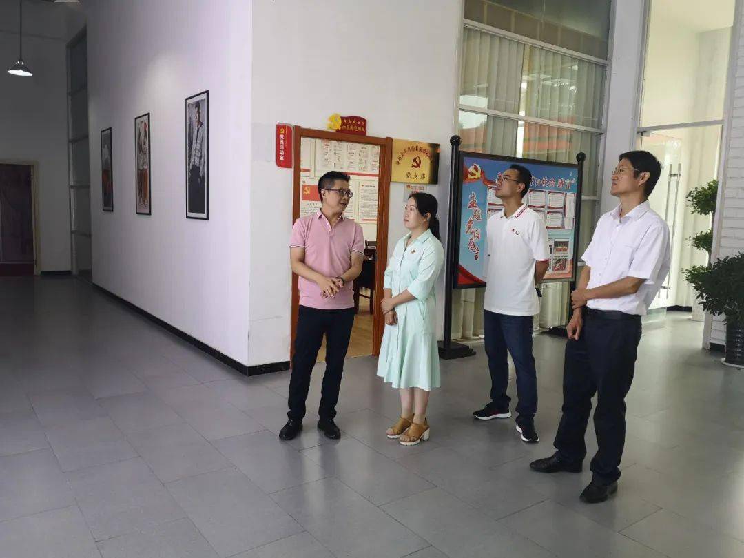 团市委书记徐洁芳赴池州太平鸟公司为"全国五四红旗团支部"授牌