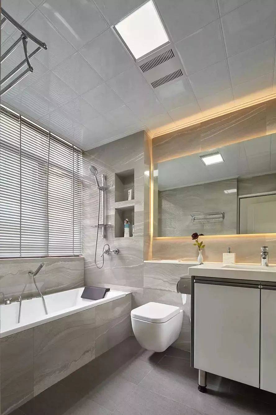 卫生间面积小点,装上壁龛,用起来方便多了!_浴缸