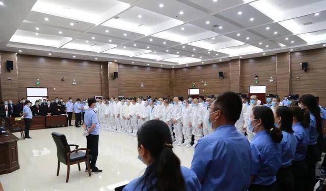 为聚集点,用提供食宿,发放工资等手段,不断培植势力,先后将被告人刘超