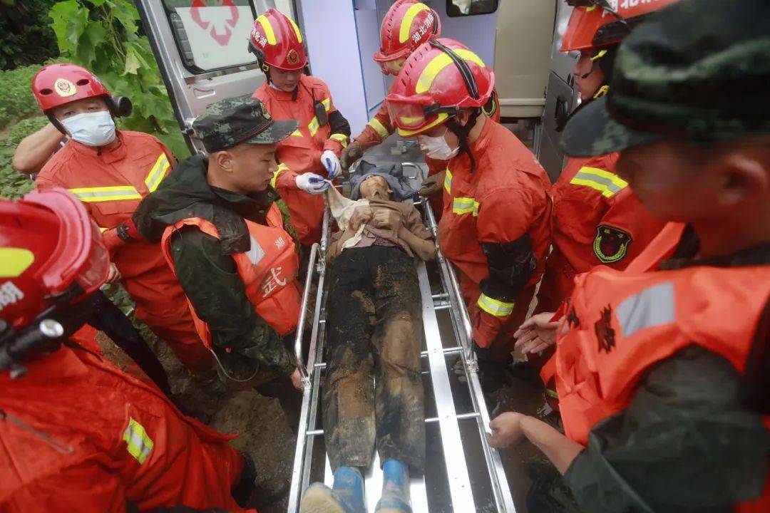 3万方泥土倾泄7栋民房被毁9人失联