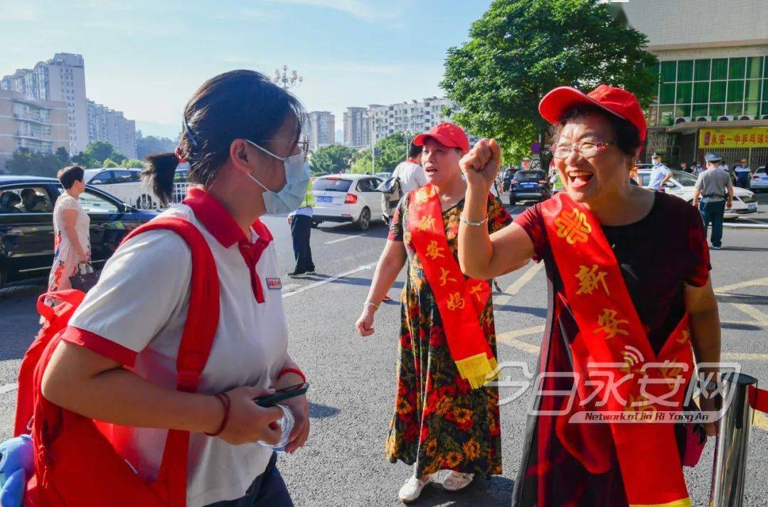 永安市新安社区的新安大妈志愿者服务队连续14年为考生加油