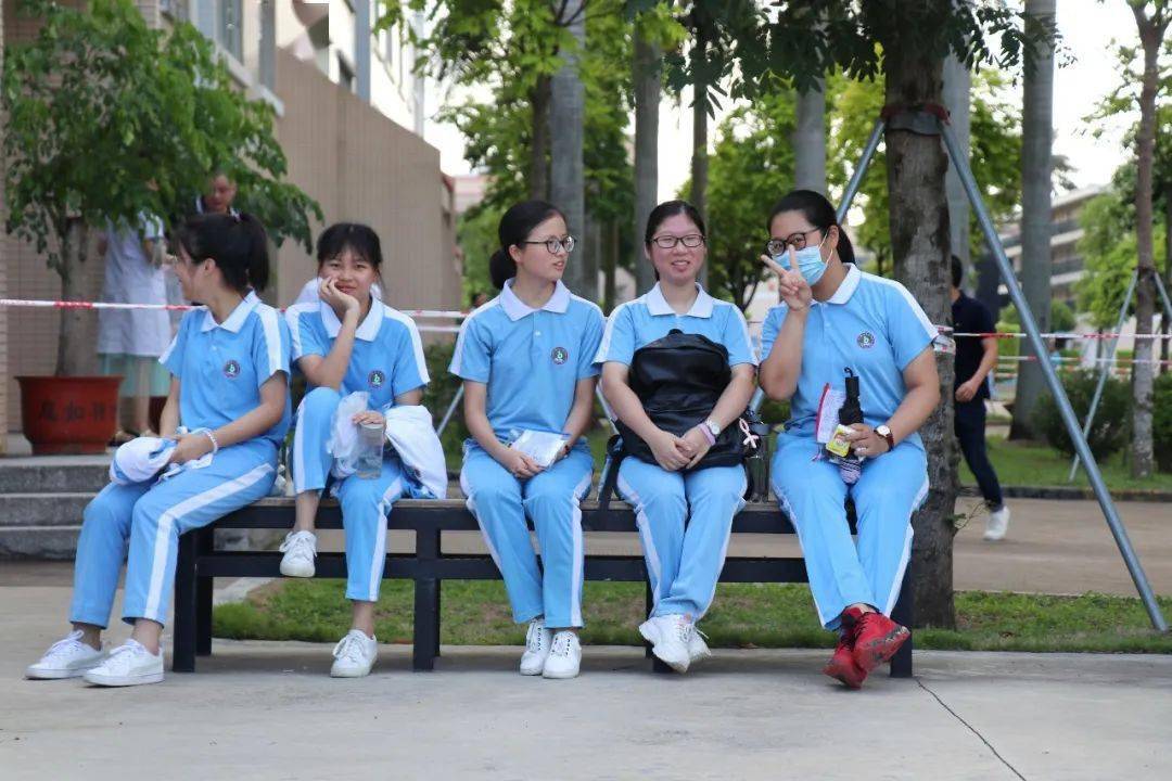 温馨的高考,真情的陪伴--金堡中学